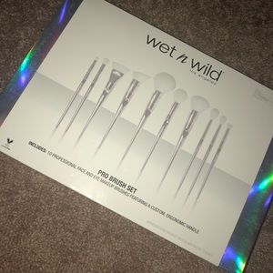 Wet n Wild pro bush set